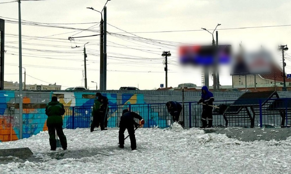 Мэр Омска Сергей Шелест пообещал подросткам очистить скейт-парк от снега