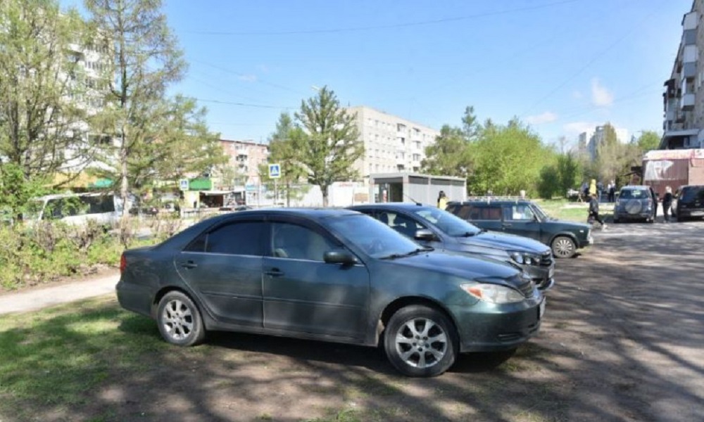 Омичей штрафуют за парковку на газонах