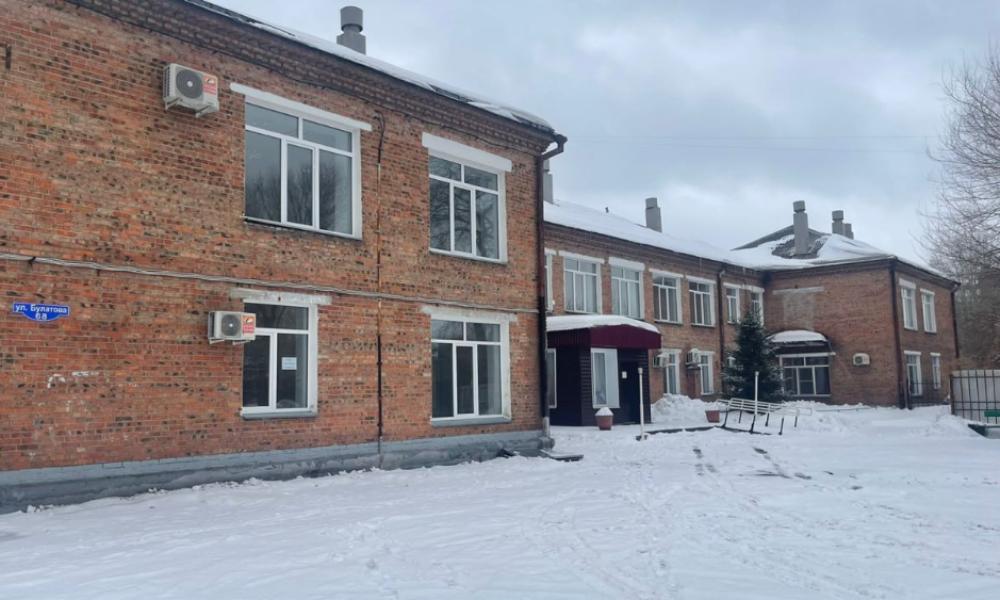 Губернатор Александр Бурков решил отдать гимназии № 85 здание на улице Булатова