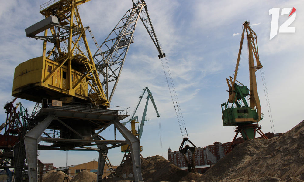 «Трудимся 25 на 8»: какая работа стоит за мирно плывущим по Иртышу теплоходом? 