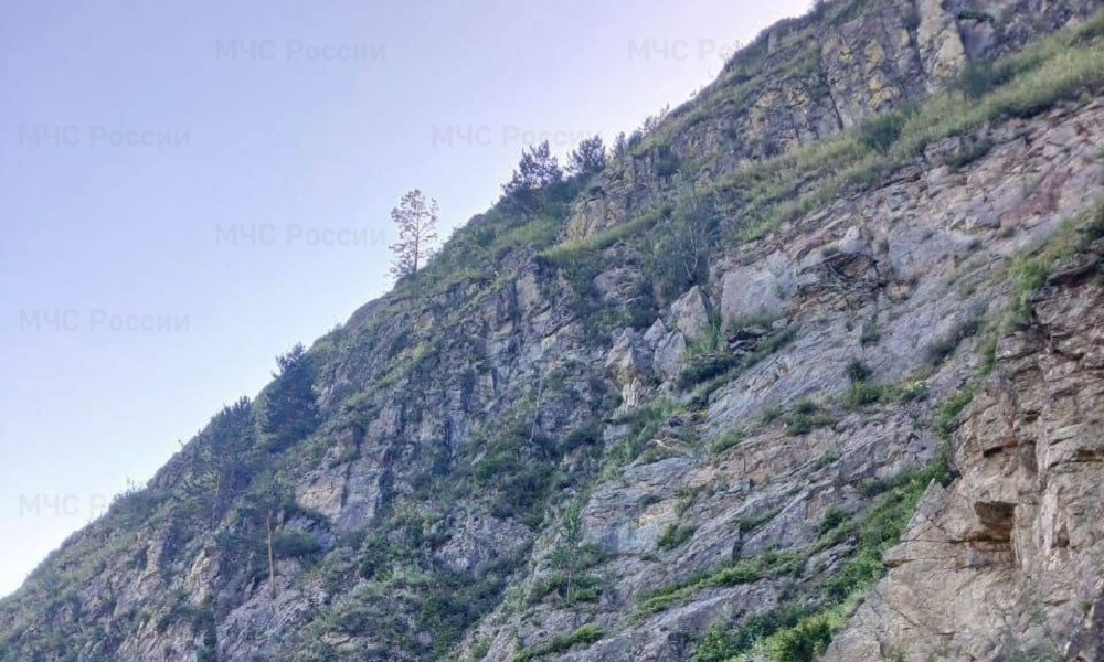 Без должной подготовки омский альпинист застрял на горе посреди Алтая 