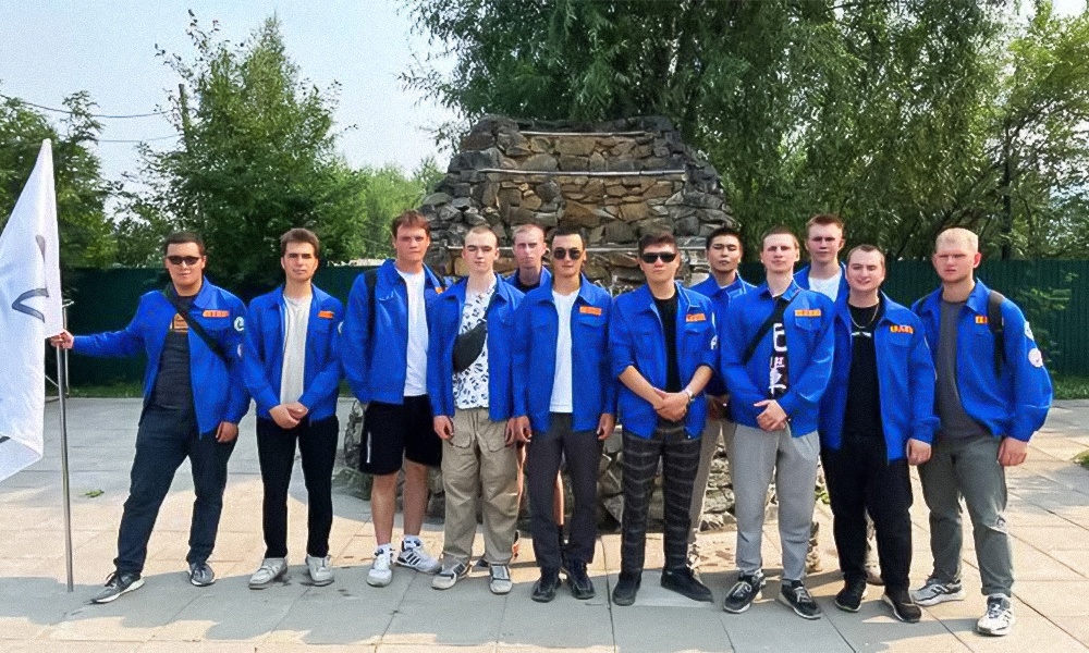 Омские студотряды пронесли знамя БАМа на юбилейном шествии легендарной стройки