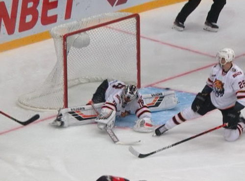 Одержать победу "Авангарду" позволили шайба лучшего защитника КХЛ и "сухарь" голкипера