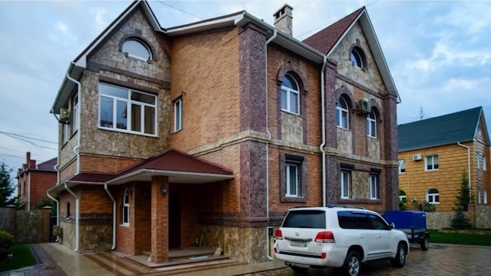 В Омске продается коттедж с бассейном и спортзалом