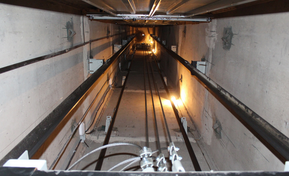 В Омской области выполнили годовой план по замене лифтового оборудования 