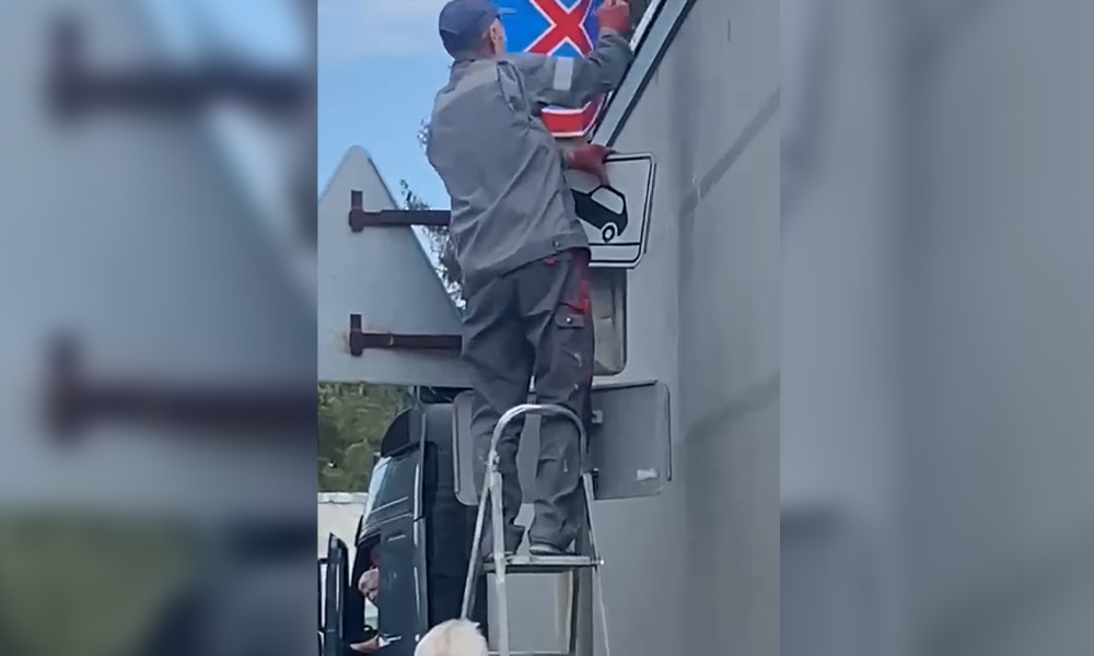 В Центральном округе Омска дальнобойщики сломали дорожные знаки, чтобы проехать по улице