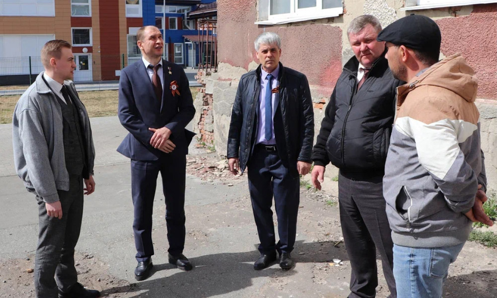 Дмитрий Перминов оценил ход ремонтных работ в Черлакской школе