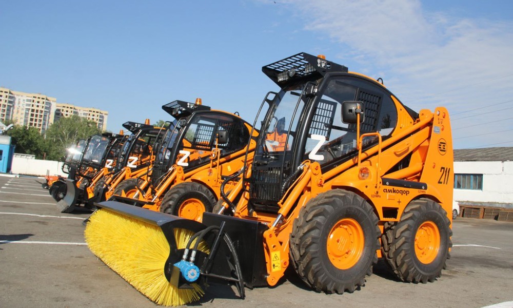 Мэр Омска передал водителям УДХБ ключи от новых тракторов и мини-погрузчиков