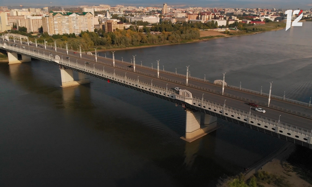 На омском метромосту временно ограничат движение для монтажа освещения