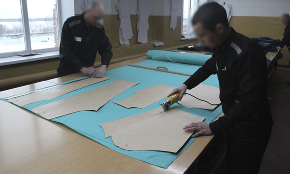 В Омске осуждённые ИК-8 изготавливают медицинские костюмы