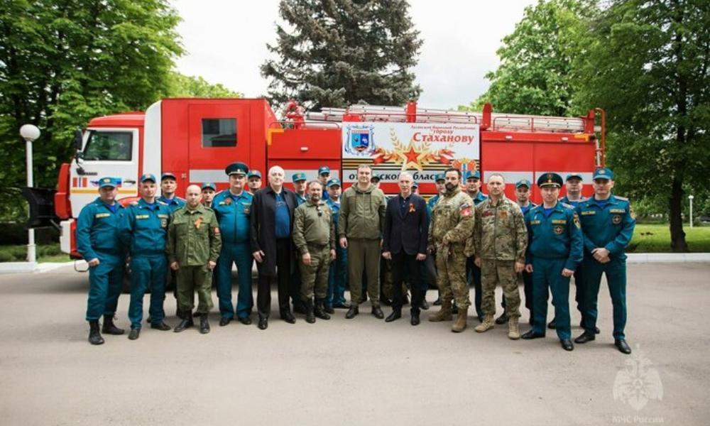 Виталий Хоценко передал стахановским спасателям бронированную пожарную автоцистерну