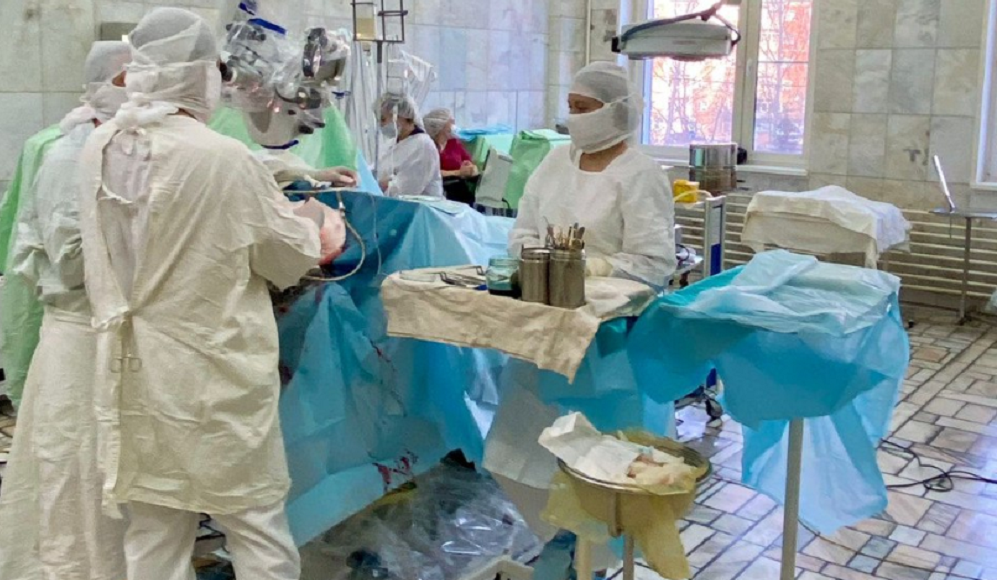 Омские врачи спасли парня, которому рапира вошла в голову на 6 см