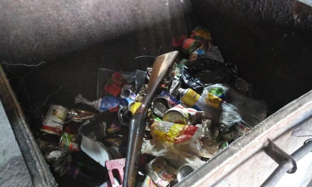 В Омске среди мусора нашли двустволку [фото]