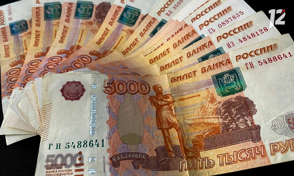 Омичка лишилась 60 тысяч рублей из-за переписки дочери с популярным блогером