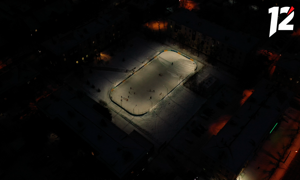 Во дворах Омска смонтировали 35 хоккейных коробок