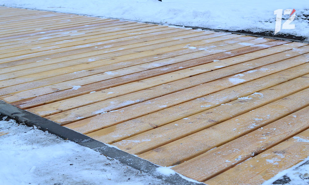 На омском бульваре Мартынова обновили деревянное покрытие 