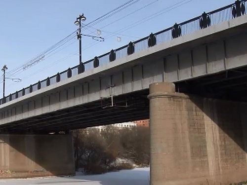 Пьяный омич упал с Комсомольского моста и погиб