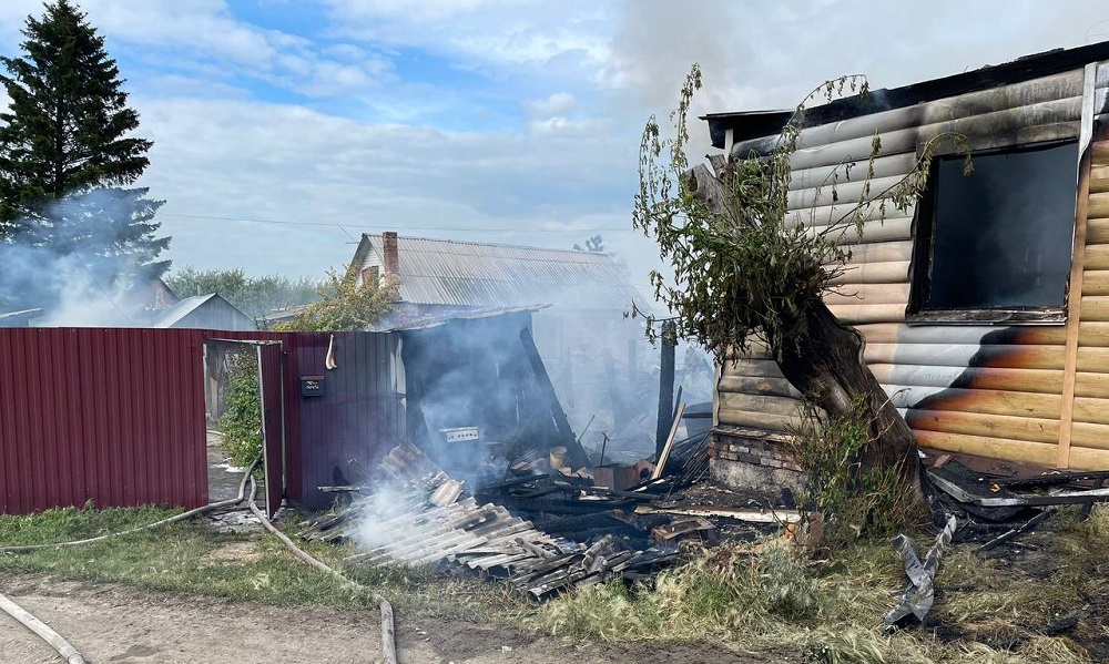 Глава минэнерго Омской области назвал предварительную причину пожара в частном секторе