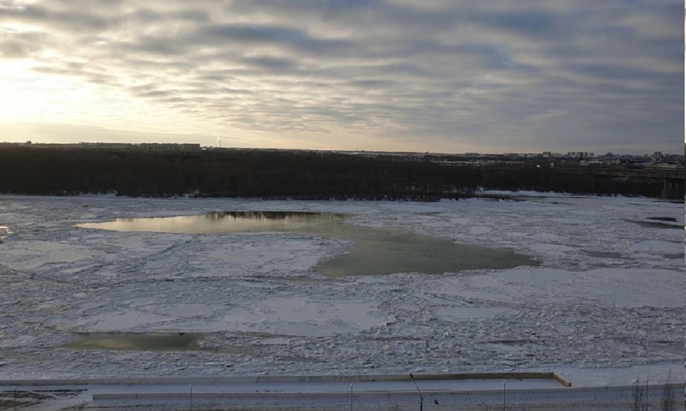 В Омске после ночного мороза Иртыш покрылся льдом