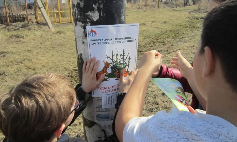 Омские школьники раздали более 1 100 листовок о защите лесов от пожаров