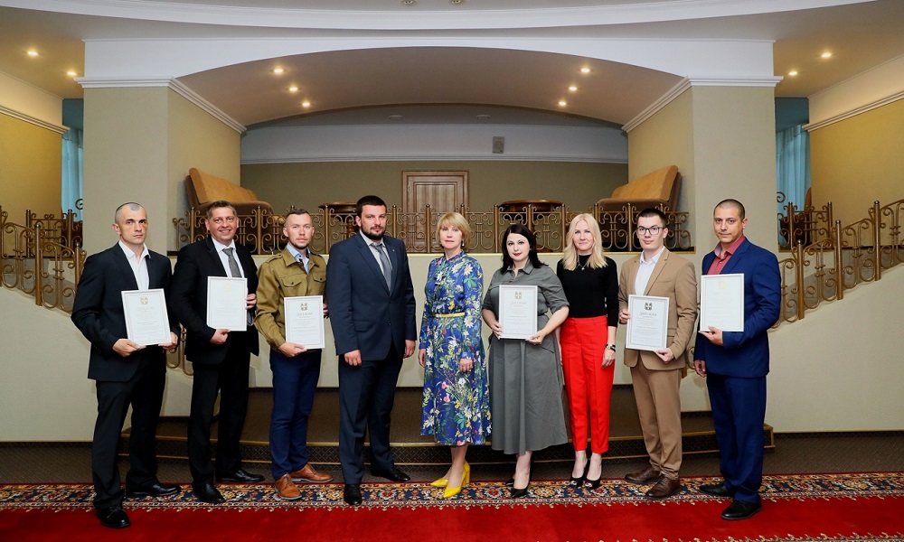 «В приоритете детство, молодость»: шесть омичей получили молодёжную премию губернатора Омской области 