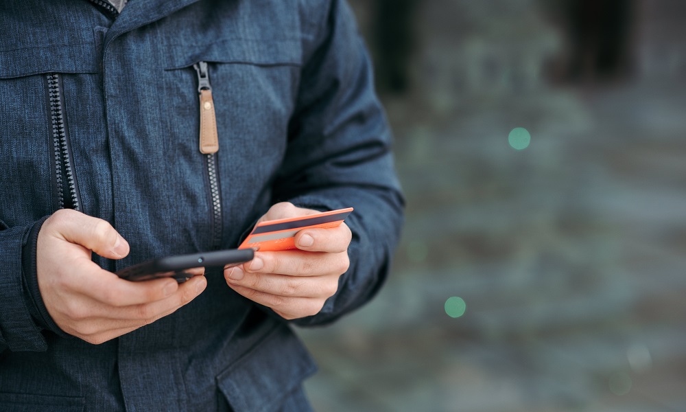 Забыл защитить смартфон паролем: омич потерял телефон и 260 тысяч рублей