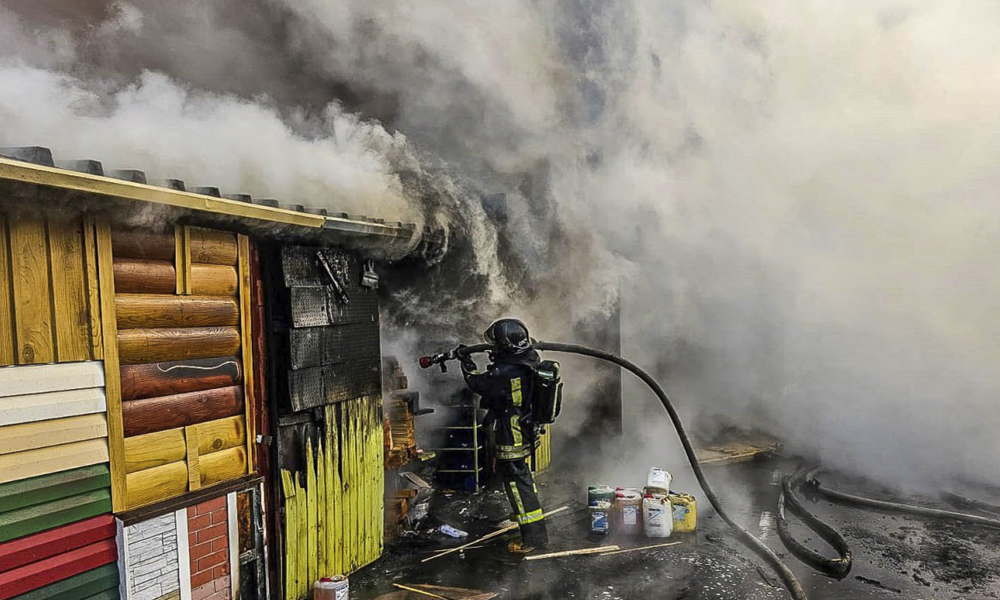 В Омске произошло возгорание на строительном рынке 