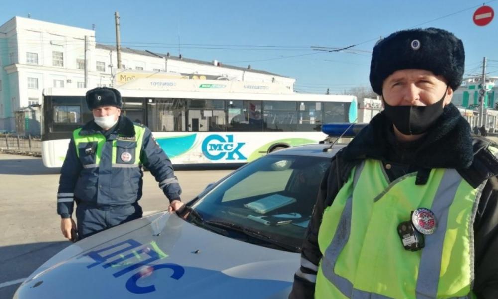 Омские инспекторы ДПС помогли пострадавшему мужчине добраться до офтальмологической больницы 