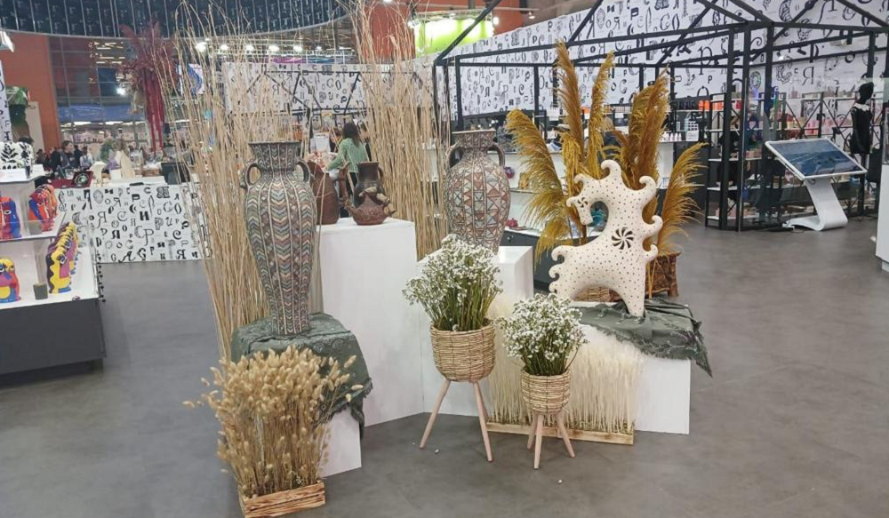 Посетители выставки «Россия» в Москве хорошо раскупают изделия омских мастеров