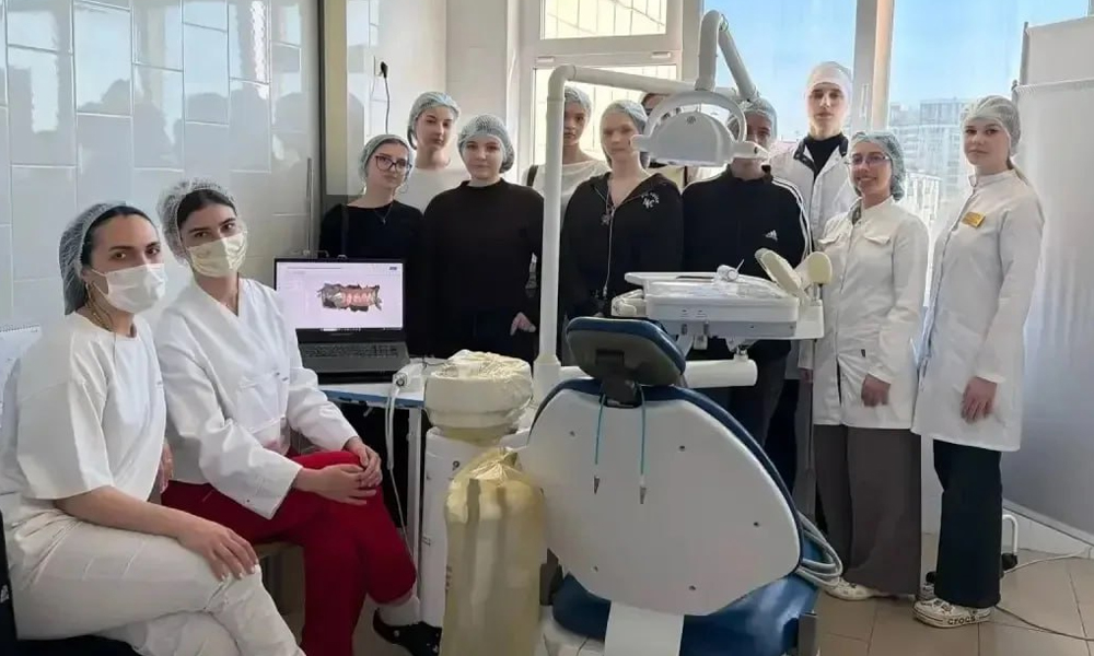 Более 100 омских школьников познакомились с работой медицинских учреждений