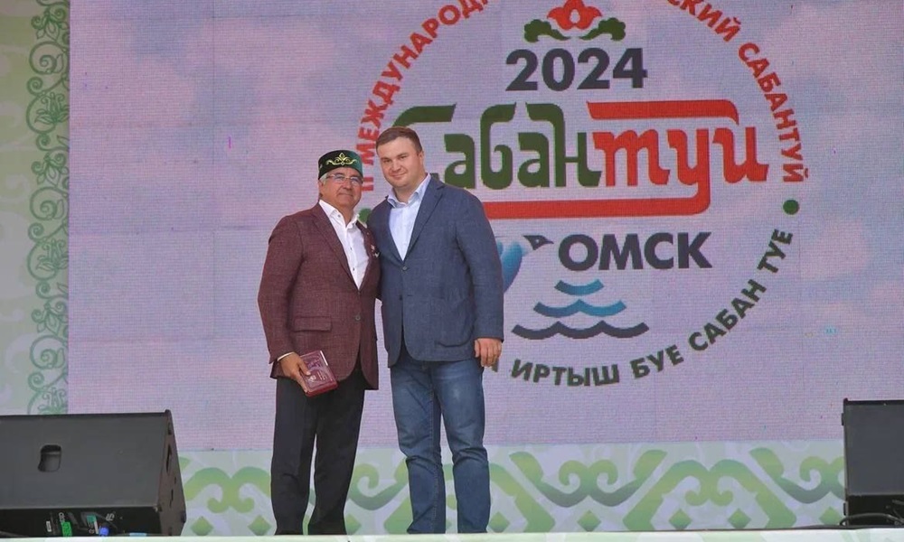 Губернатор Виталий Хоценко и заместитель премьер-министра Республики Татарстан Василь Шайхразиев открыли в Омске II Международный Иртышский Сабантуй