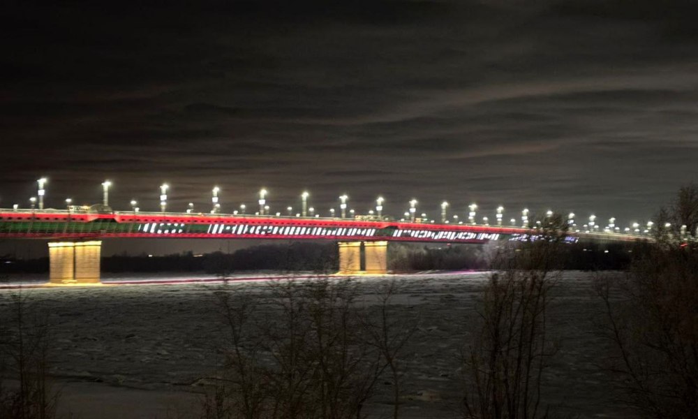 Во всю длину омского метромоста появилась бегущая строка: «С Новым годом 2025»