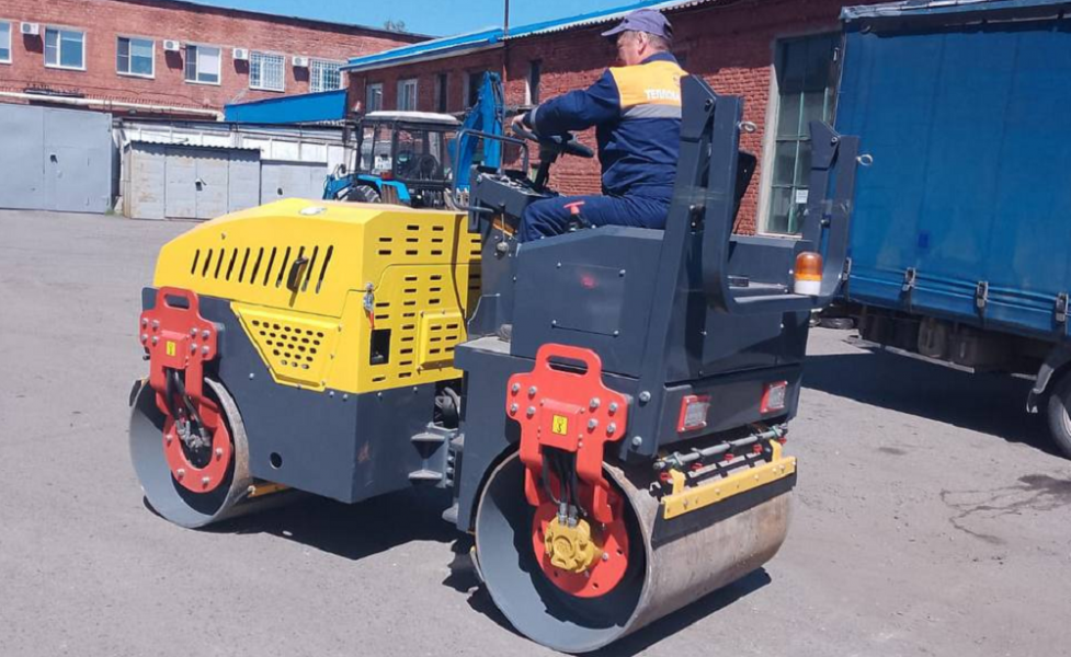 У омских рабочих появился виброкаток для асфальтирования участков, на которых ремонтировали трубы