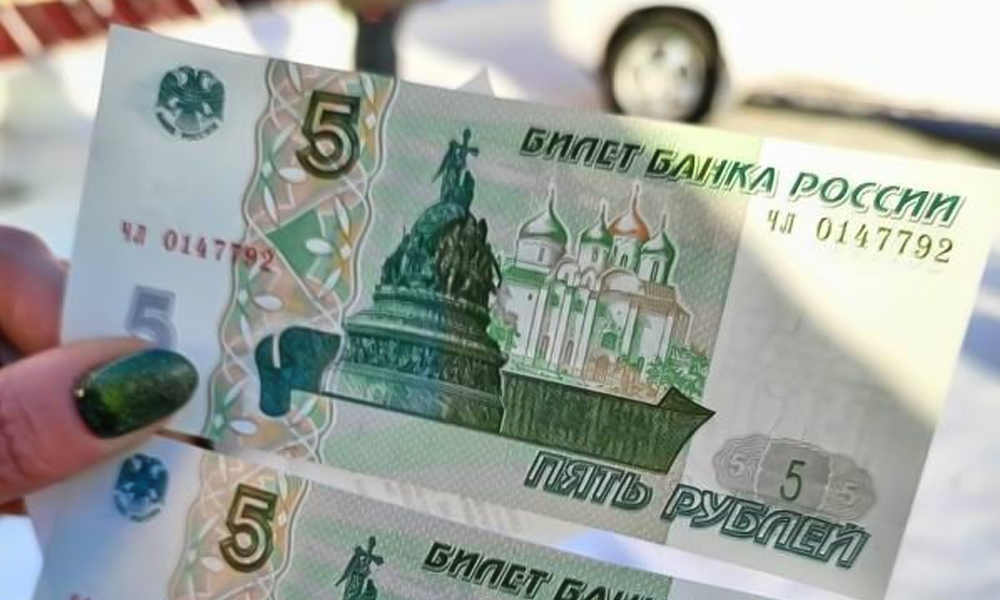 В Омской области появились обновлённые пятирублёвые купюры 
