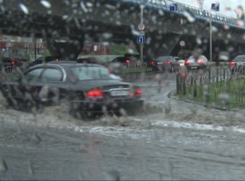 Дождь затопил омские дороги