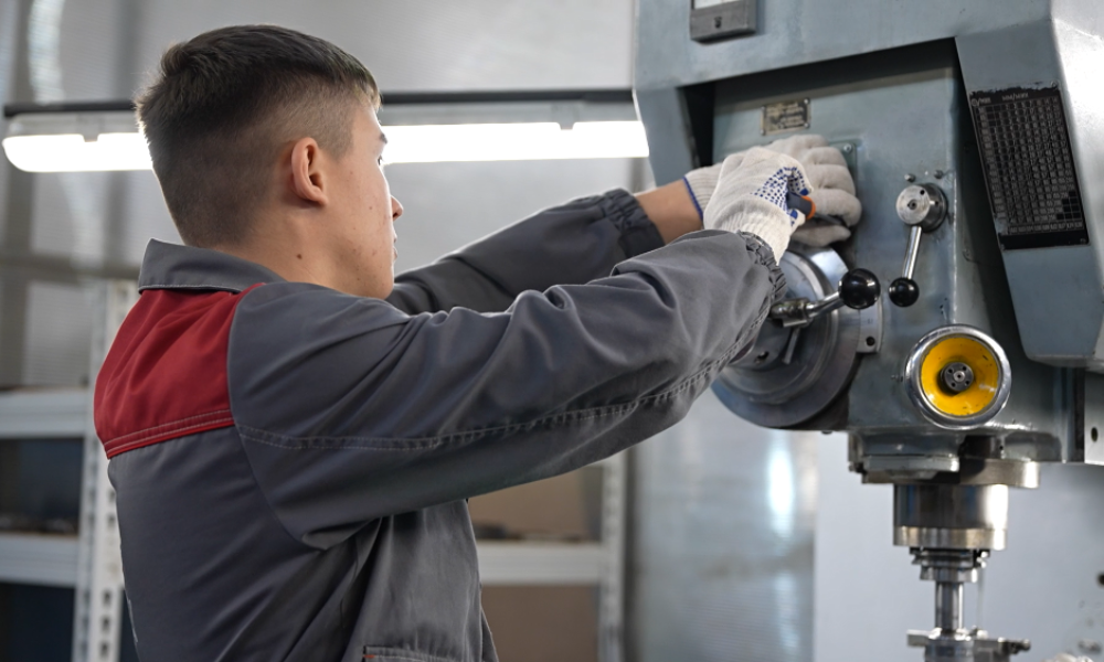 Омские дошкольники познакомились с работой авиадвигателестроительного предприятия