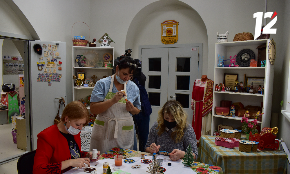 Научиться урало-сибирской росписи и постичь мастерство стеклодува можно в Омской крепости