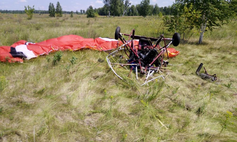 В Омской области двое мужчин разбились на параплане  
