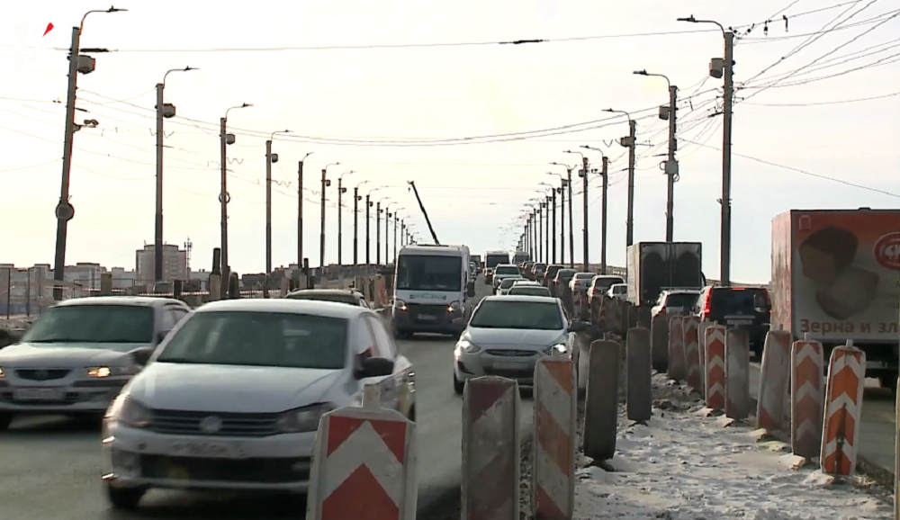 В Омске перенастроят светофоры на мосту имени 60-летия ВЛКСМ