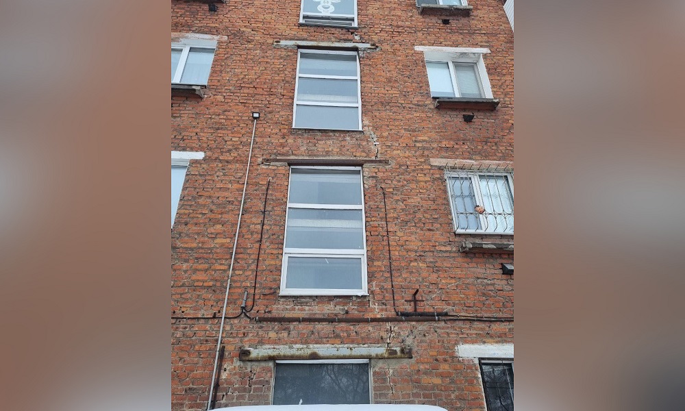 Омские жилинспекторы завершили проверку дома с трещиной на фасаде на улице Профинтерна