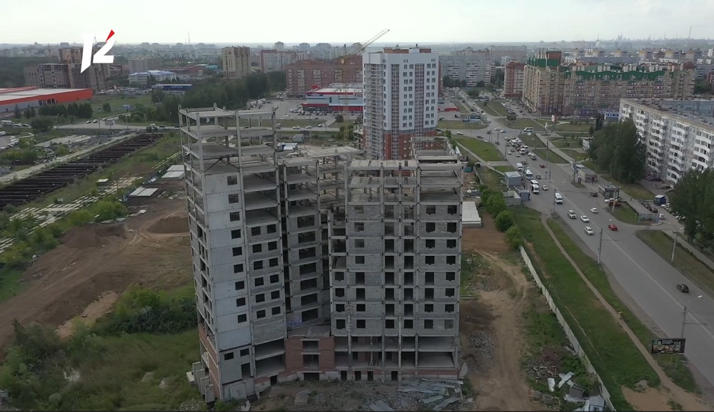 В Омске окружат забором высотку-недострой на Левобережье из-за играющих там детей