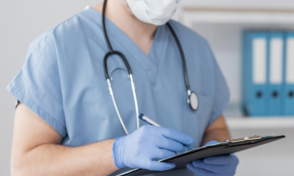 Двое омских медиков стали заслуженными врачами России