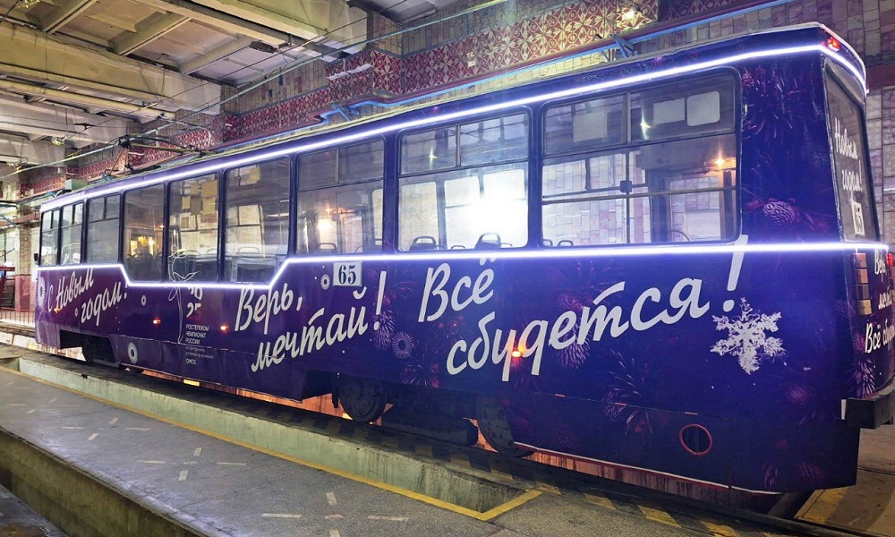 На омские маршруты вышли новогодние трамваи 