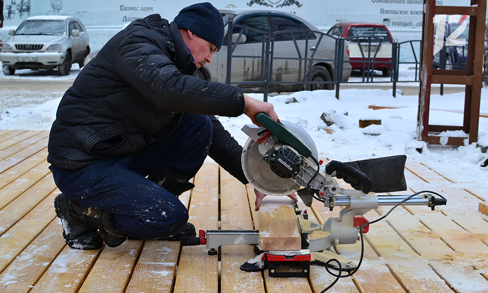 В Омске на бульваре Мартынова завершают монтаж палубной доски [ФОТО]