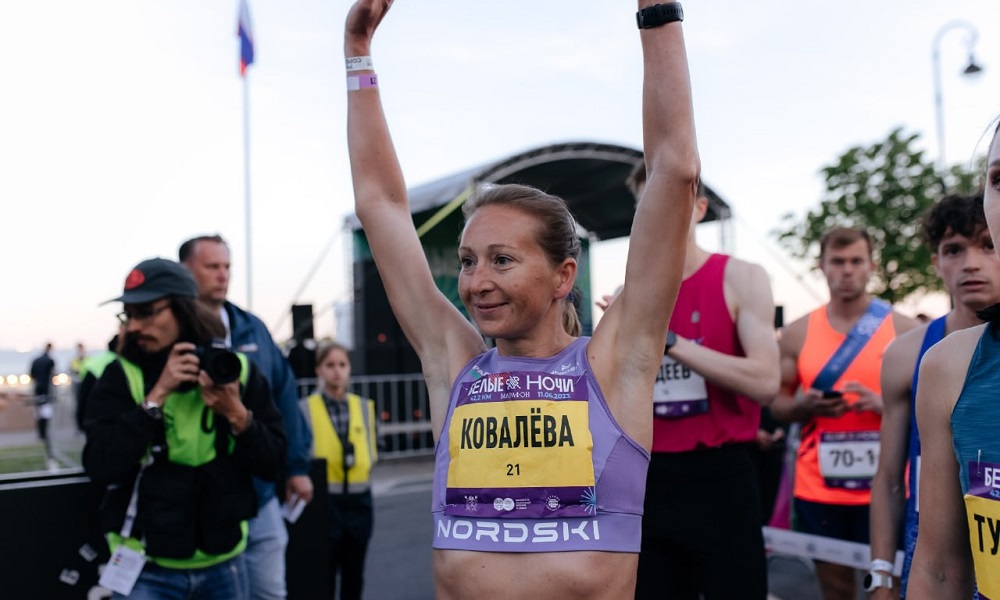 Омичка Марина Ковалёва завоевала серебро на марафоне «Белые ночи» в Санкт-Петербурге