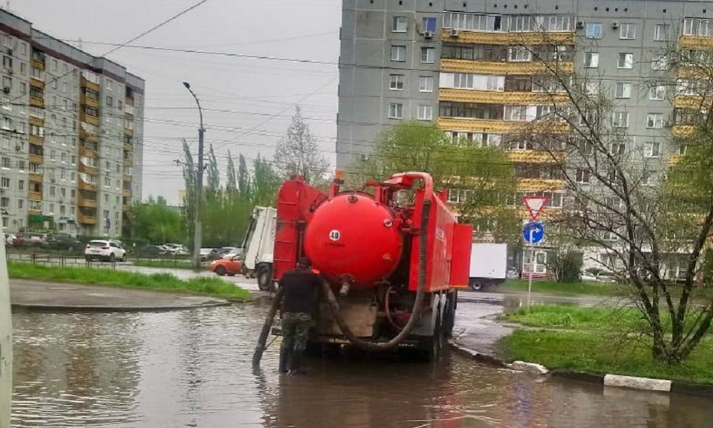 Омские сотрудники УДХБ откачивают воду после дождя
