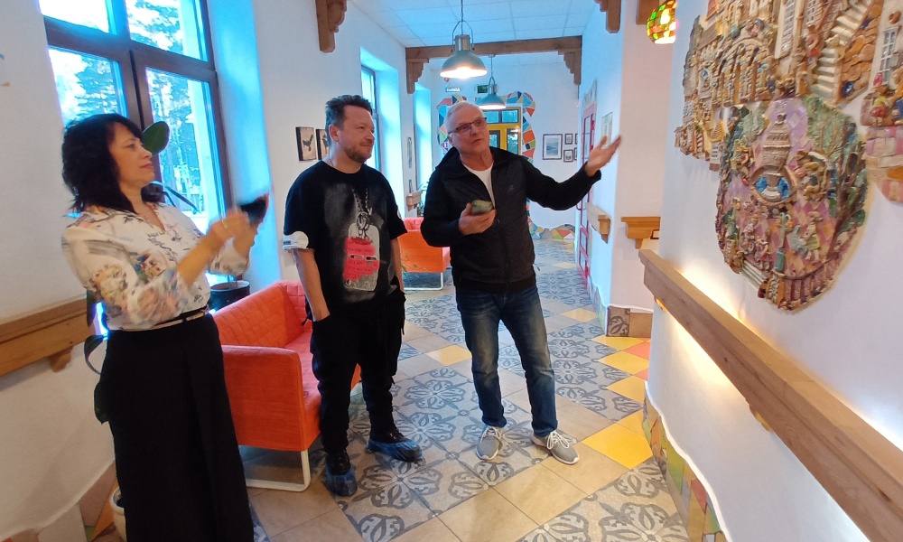 Телеведущий Владимир Глазунов посетил детский хоспис в Омске