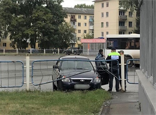 В Омске Lada пробила ограждение у ДК "Химик"