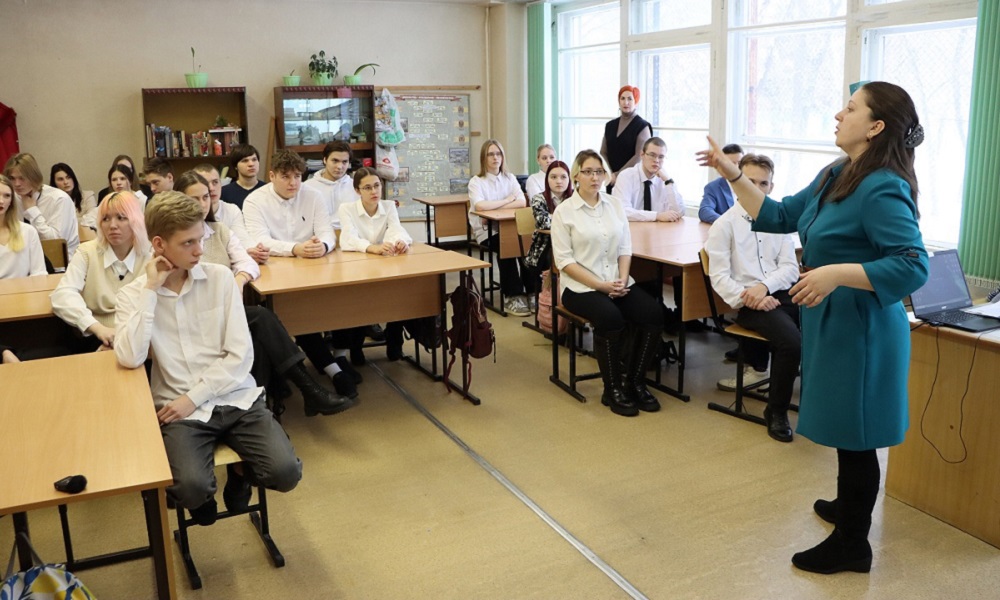 В омских школах прошли уроки к 30-летию Конституции РФ