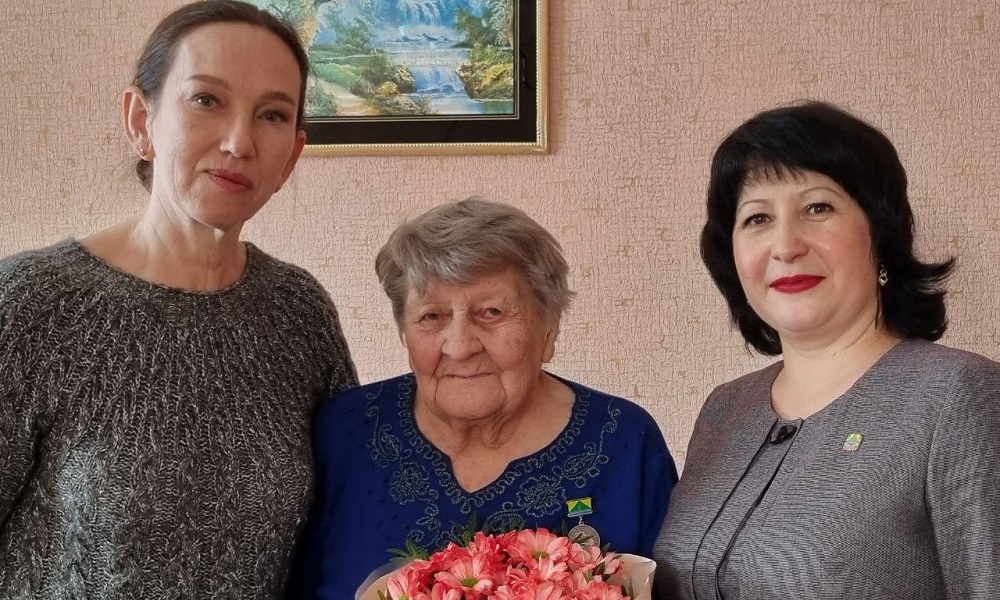 Старейшей актрисе Называевского народного театра вручили юбилейную медаль